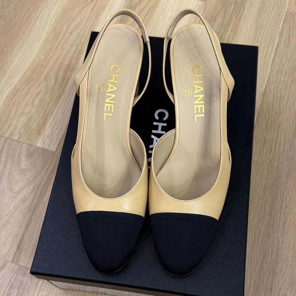 Chanel Classic Slingback Heels – Beige & Black – Goatskin/Grosgrain – 37.5 - Picture 4 of 15
